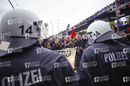Protest gegen HoGeSa-Demonstration in Köln