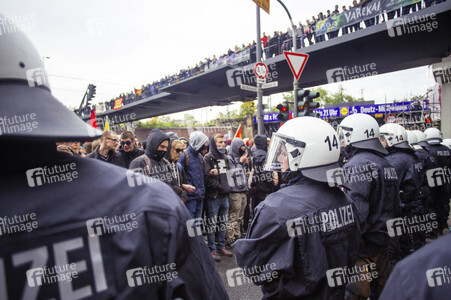 Protest gegen HoGeSa-Demonstration in Köln
