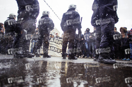 Protest gegen HoGeSa-Demonstration in Köln