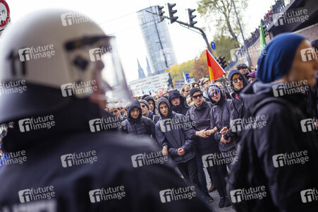 Protest gegen HoGeSa-Demonstration in Köln