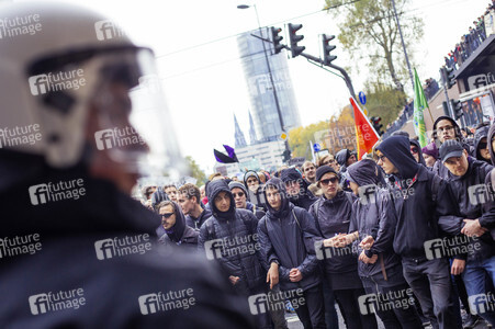 Protest gegen HoGeSa-Demonstration in Köln