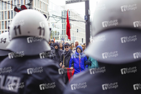 Protest gegen HoGeSa-Demonstration in Köln