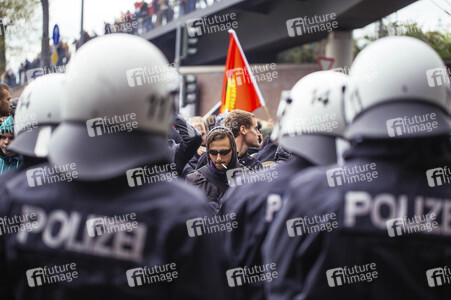 Protest gegen HoGeSa-Demonstration in Köln