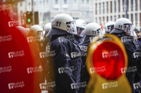 Protest gegen HoGeSa-Demonstration in Köln