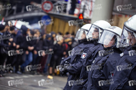 Protest gegen HoGeSa-Demonstration in Köln