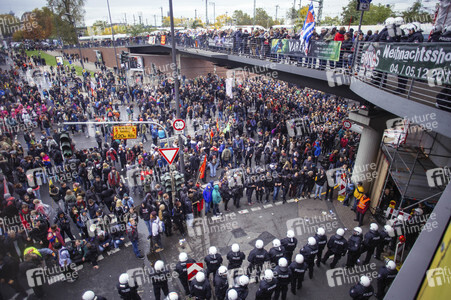 Protest gegen HoGeSa-Demonstration in Köln