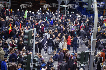 Protest gegen HoGeSa-Demonstration in Köln
