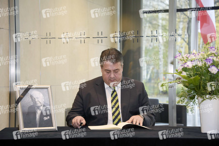 Sigmar Gabriel Eintragung Kondolenzbuch in Berlin