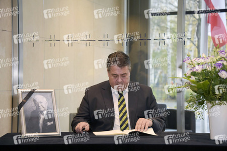Sigmar Gabriel Eintragung Kondolenzbuch in Berlin