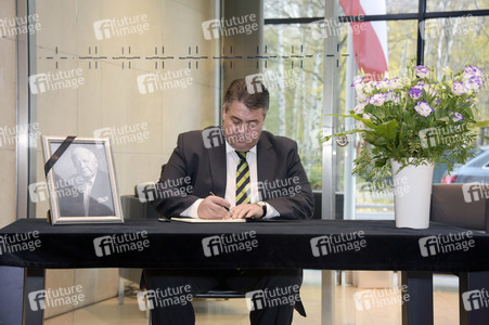 Sigmar Gabriel Eintragung Kondolenzbuch in Berlin