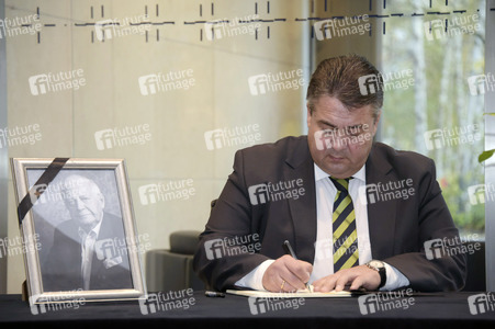 Sigmar Gabriel Eintragung Kondolenzbuch in Berlin