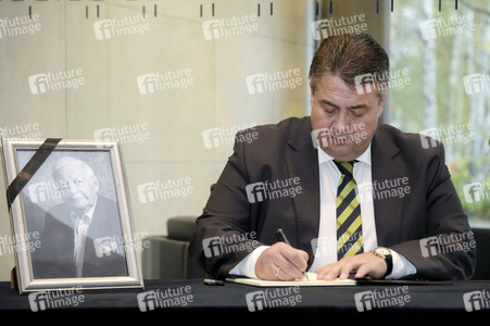 Sigmar Gabriel Eintragung Kondolenzbuch in Berlin
