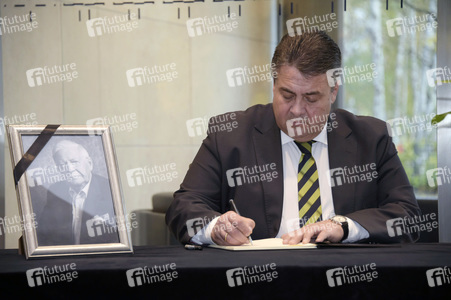 Sigmar Gabriel Eintragung Kondolenzbuch in Berlin