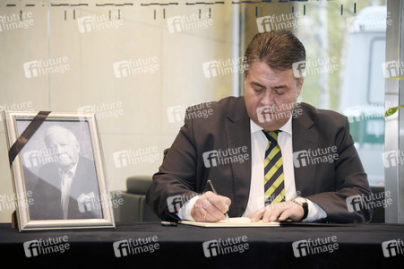 Sigmar Gabriel Eintragung Kondolenzbuch in Berlin