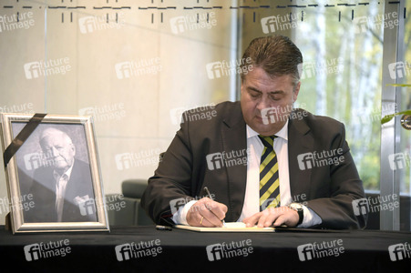 Sigmar Gabriel Eintragung Kondolenzbuch in Berlin