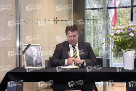 Sigmar Gabriel Eintragung Kondolenzbuch in Berlin