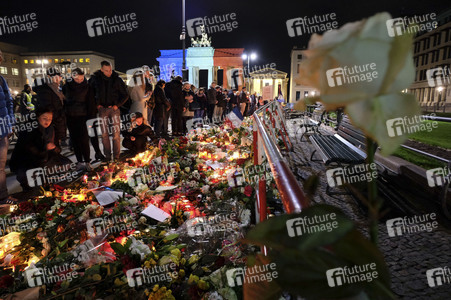 Berlin in Trauer um Opfer der Terroranschläge in Paris