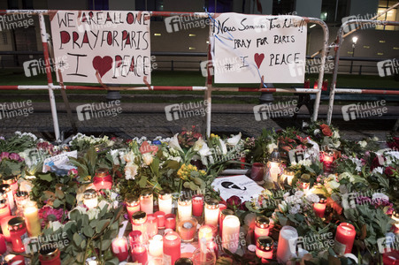 Berlin in Trauer um Opfer der Terroranschläge in Paris