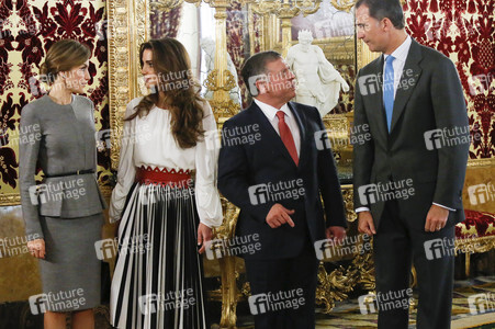 Die Königspaare von Spanien und Jordanien im Palacio Real in Madrid
