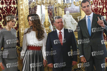 Die Königspaare von Spanien und Jordanien im Palacio Real in Madrid