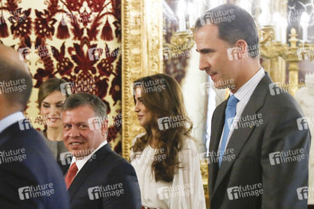 Die Königspaare von Spanien und Jordanien im Palacio Real in Madrid