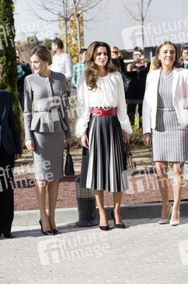 Königin Letizia und Königin Rania besuchen das Centro de Biologia Molecular Severo Ochoa in Madrid