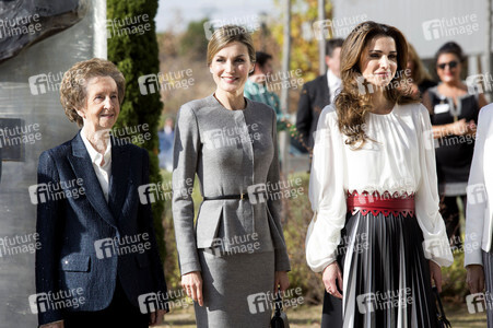 Königin Letizia und Königin Rania besuchen das Centro de Biologia Molecular Severo Ochoa in Madrid