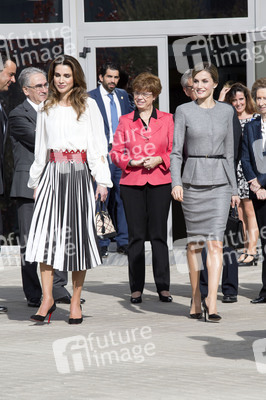 Königin Letizia und Königin Rania besuchen das Centro de Biologia Molecular Severo Ochoa in Madrid