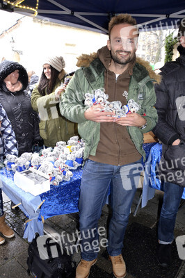 Teddybären Charity Verkauf der 'Sturm der Liebe' Stars in München