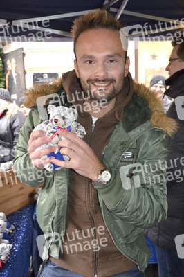 Teddybären Charity Verkauf der 'Sturm der Liebe' Stars in München