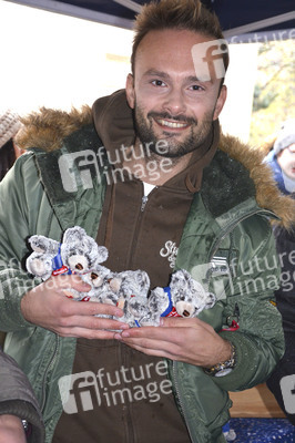Teddybären Charity Verkauf der 'Sturm der Liebe' Stars in München