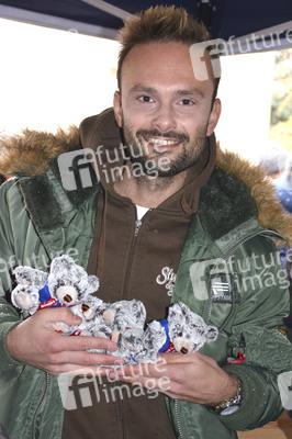 Teddybären Charity Verkauf der 'Sturm der Liebe' Stars in München