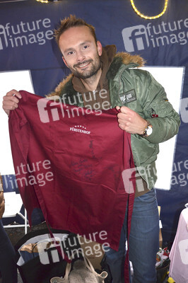 Teddybären Charity Verkauf der 'Sturm der Liebe' Stars in München