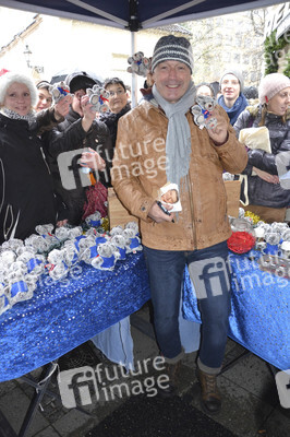 Teddybären Charity Verkauf der 'Sturm der Liebe' Stars in München