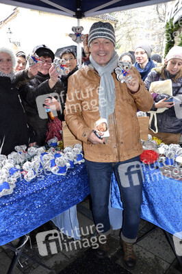 Teddybären Charity Verkauf der 'Sturm der Liebe' Stars in München
