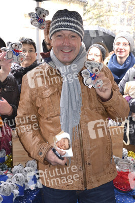 Teddybären Charity Verkauf der 'Sturm der Liebe' Stars in München