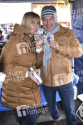 Teddybären Charity Verkauf der 'Sturm der Liebe' Stars in München