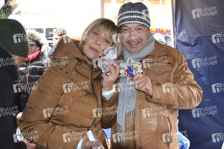 Teddybären Charity Verkauf der 'Sturm der Liebe' Stars in München