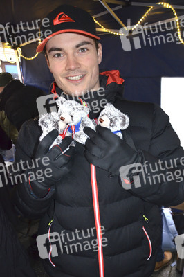 Teddybären Charity Verkauf der 'Sturm der Liebe' Stars in München