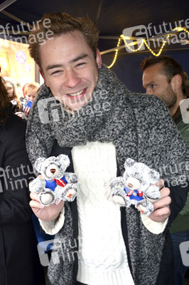 Teddybären Charity Verkauf der 'Sturm der Liebe' Stars in München