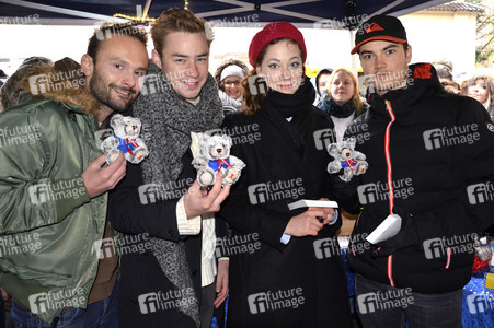 Teddybären Charity Verkauf der 'Sturm der Liebe' Stars in München