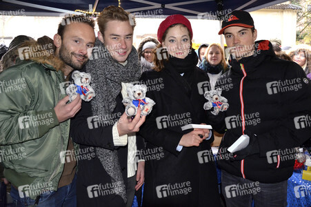Teddybären Charity Verkauf der 'Sturm der Liebe' Stars in München