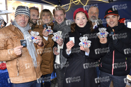 Teddybären Charity Verkauf der 'Sturm der Liebe' Stars in München