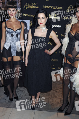 Dita Von Teese Autogrammstunde in New York