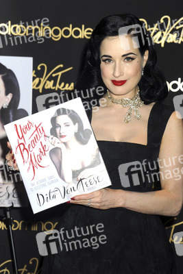 Dita Von Teese Autogrammstunde in New York