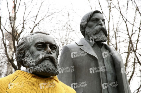 Karl Marx mit Charlie Brown Strickpullover in Berlin