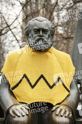 Karl Marx mit Charlie Brown Strickpullover in Berlin