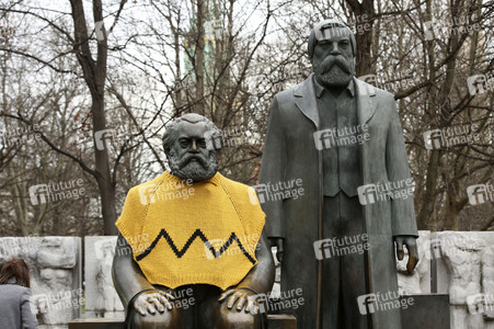Karl Marx mit Charlie Brown Strickpullover in Berlin