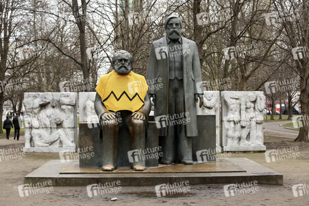 Karl Marx mit Charlie Brown Strickpullover in Berlin