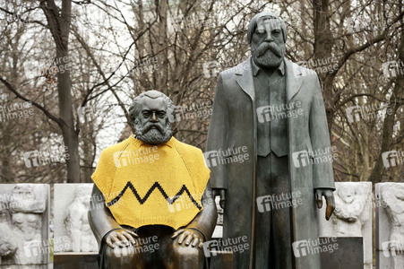 Karl Marx mit Charlie Brown Strickpullover in Berlin